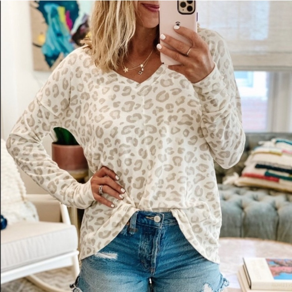 Gibson Nordstrom V-Neck Tunic Top in Oatmeal Animal Print size small